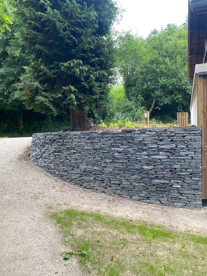 Muret extérieur en schiste